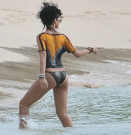 Rihanna's ass looking SEXXXALICIOUS
